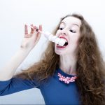 Dřevěný náhrdelník Wooden Foam na obruči pudrově růžová - výprodej 2 Foam obruc na modelce Zdenka web kvalita 05 e1580475624222
