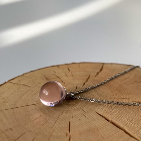 Minimalistický skleněný náhrdelník Tear Pink