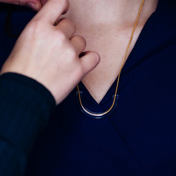 Skleněný minimalistický náhrdelník U-bahn