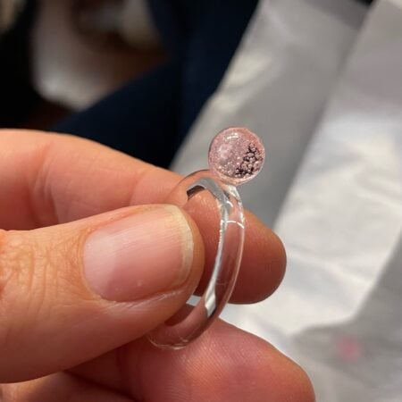 Skleněný prstýnek s růžovou kuličkou a bublinkami